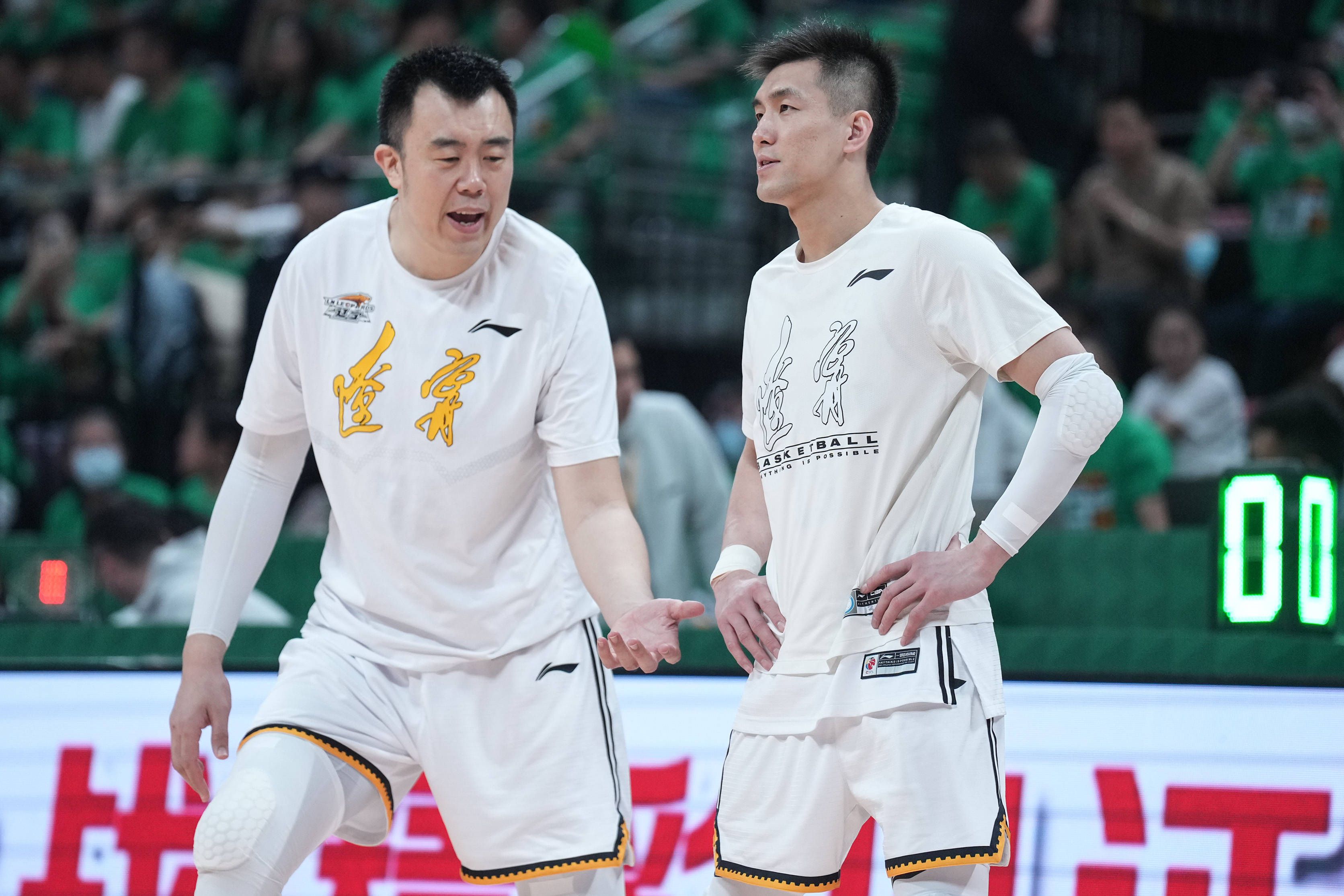 编剧：黄肇基司徒安 李钊 导演：李钊 摄影：杨戈良 美术：陈绍勉 音乐：成锦荣 剪辑：郭廷鸿 唐裕龙 化装：王正荣 服装：张菊芳 张学林 道具：乔伟成 邢林福 照明：欧杰 周学银 置景：陆年夜海 朱恒发 唐绍延 副导演：田启文 祁明远 副美术：蒋伯林 制片主任：许松林 制片：黄旭华 钱祖德首要演员 3演员表 编纂 脚色 演员 备注 黄飞鸿 钱嘉乐 ---- 玉莲 于慧 ---- 樱子 吴雪雯 ---- 十兵卫 林正英 ---- 哈铁儿 孙国明 ---- 黄麒英 陈少鹏 ---- 罗威 江苗定 ---- 提督年夜人 关海山 ---- 提督夫人 倪以临 ---- 牙刷苏 赵武 ---- 清嘉庆道光年间，在广州号称广东十虎之一的宝芝林开山掌门黄麒英，以抱不平为乡平易近尊重。 其独子黄飞鸿本性纯善，武功根抵很好。麒英病魔缠身，告知飞鸿，十几年前他曾将一脾气尽冷心狠手辣的日本门徒——十兵卫逐出师门，十兵卫立誓会回来报复。麒英向儿子连出奇招都被化解,微笑着死往。 飞鸿无意中救下十兵卫的mm樱子，二人坠进爱河。 十兵卫执意与飞鸿决平生死，最后败给飞鸿。他想剖腹自杀，飞鸿告戒他：武林之道，以德为基，以恕为本，只有把技击的德性修炼过来，才算是真实的技击家。十兵卫终究大白过来，决议落发往当僧人。